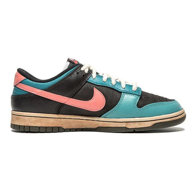 Custom graffiti in black and red Dunk – custom sneakers view 2 | DiySneakers