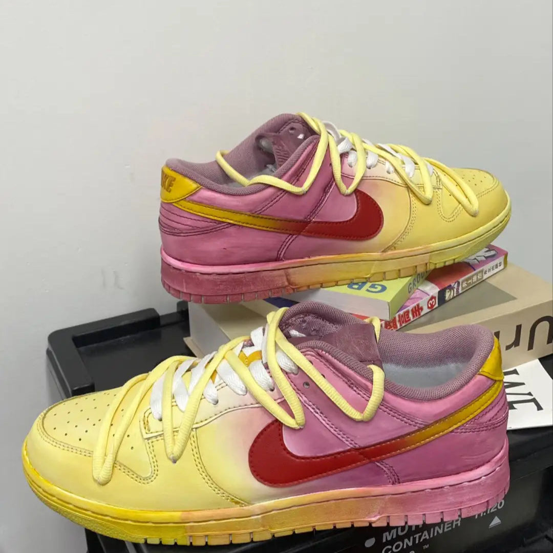 Custom style: Hai Tian Xia Dunk – hand-painted custom sneakers | DiySneakers