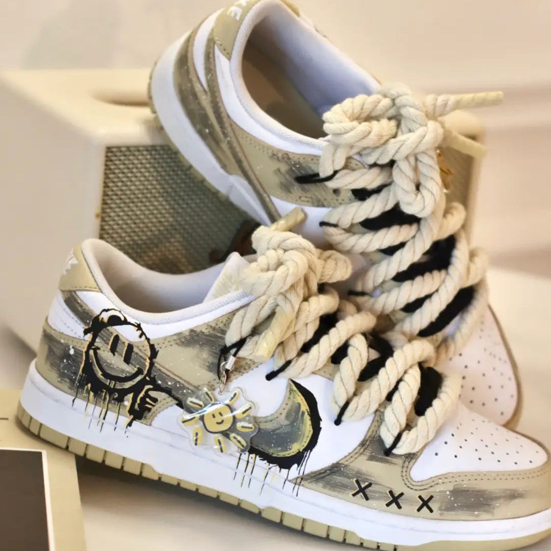 [Custom Smiley Face Graffiti] Dunk Skateboarding Shoes Unisex Distressed Style Yellow