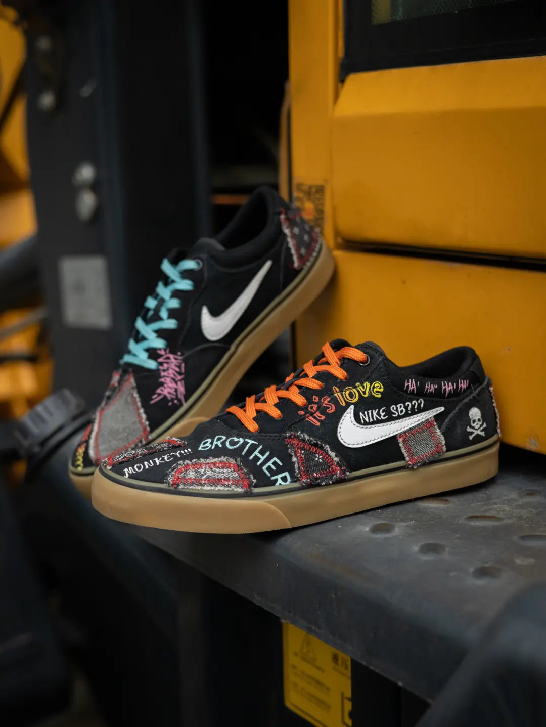 [Custom Black Sticker Graffiti] SB Chron Skateboarding Shoes Unisex Irregular Style