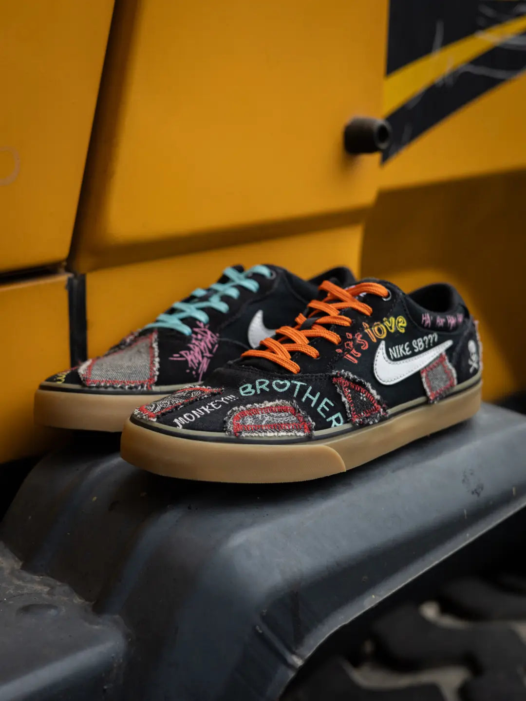 [Custom Black Sticker Graffiti] SB Chron Skateboarding Shoes Unisex Irregular Style