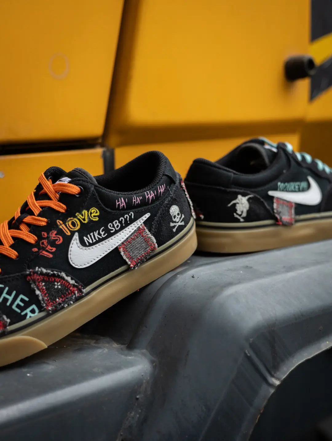 [Custom Black Sticker Graffiti] SB Chron Skateboarding Shoes Unisex Irregular Style