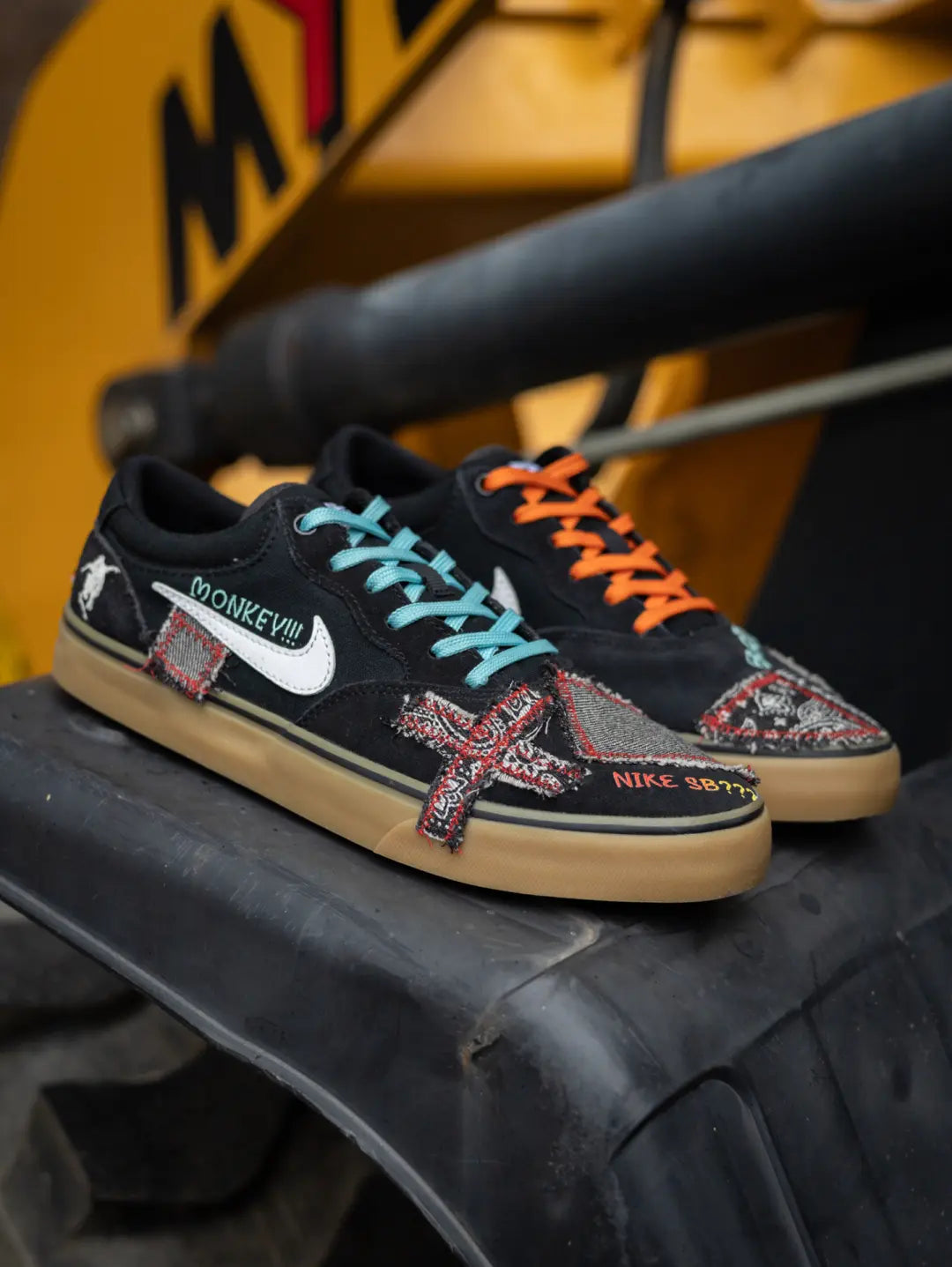 [Custom Black Sticker Graffiti] SB Chron Skateboarding Shoes Unisex Irregular Style
