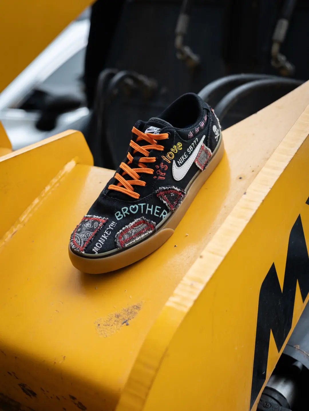 [Custom Black Sticker Graffiti] SB Chron Skateboarding Shoes Unisex Irregular Style