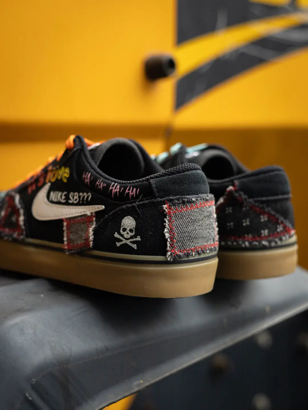 [Custom Black Sticker Graffiti] SB Chron Skateboarding Shoes Unisex Irregular Style
