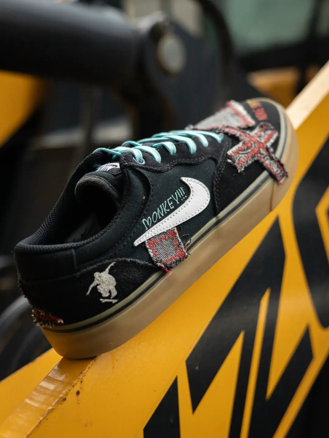 [Custom Black Sticker Graffiti] SB Chron Skateboarding Shoes Unisex Irregular Style