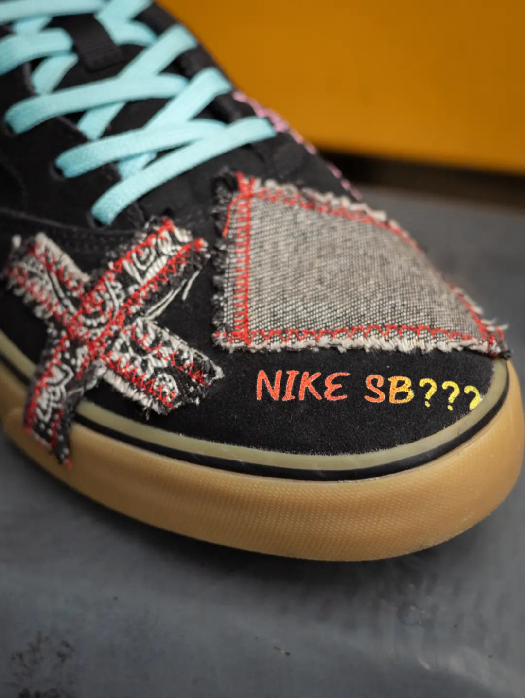 [Custom Black Sticker Graffiti] SB Chron Skateboarding Shoes Unisex Irregular Style