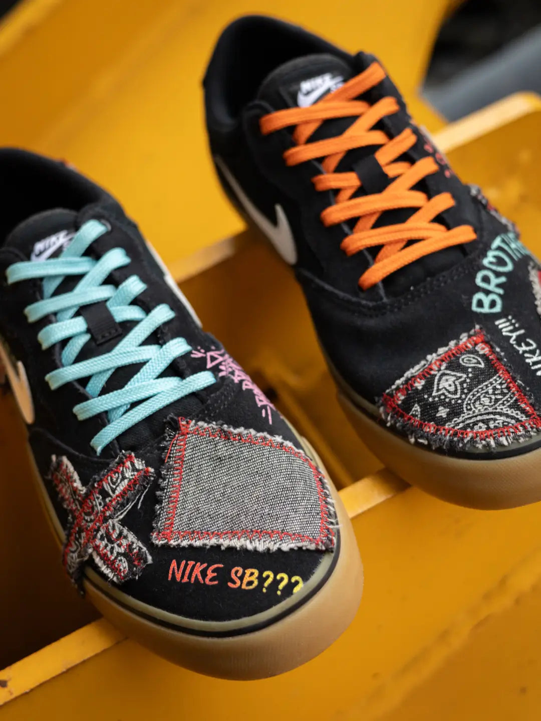 [Custom Black Sticker Graffiti] SB Chron Skateboarding Shoes Unisex Irregular Style