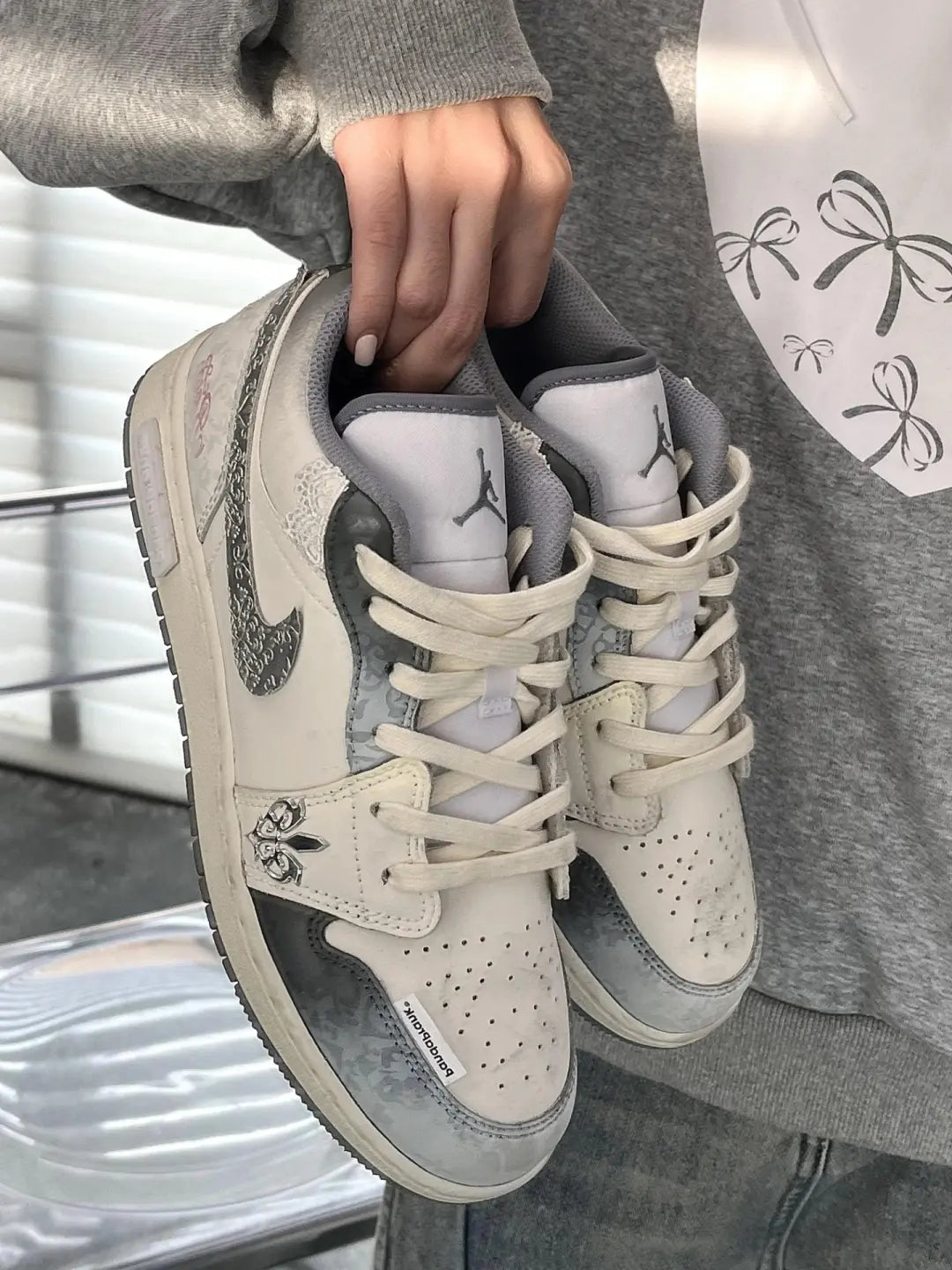 [Custom Flower of Fortitude] Air Jordan Low - Top Skateboarding Shoes Unisex White/Gray