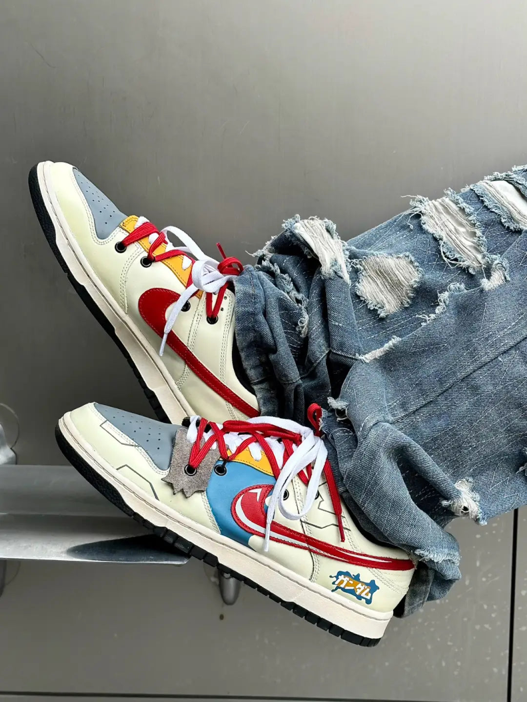 [Custom The male model's battle damage is as high as white and blue]  Dunk Skateboarding Shoes Men Low-top White/Blue/Red